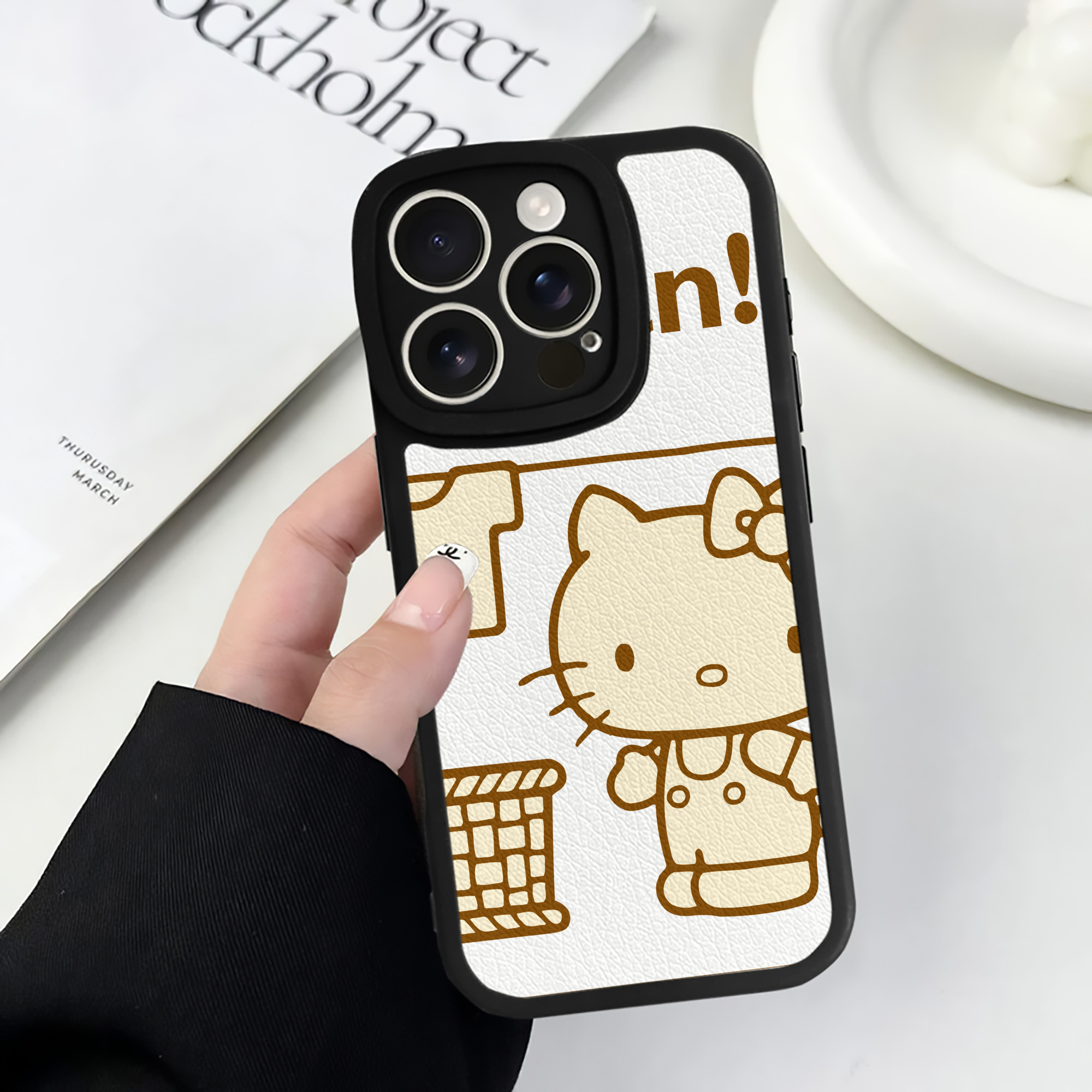 （画像用） Hello Kitty ハローキティ 【iPhone 16シリーズ対応】シリコンスマホケース（レザー調） 材質：シリコン